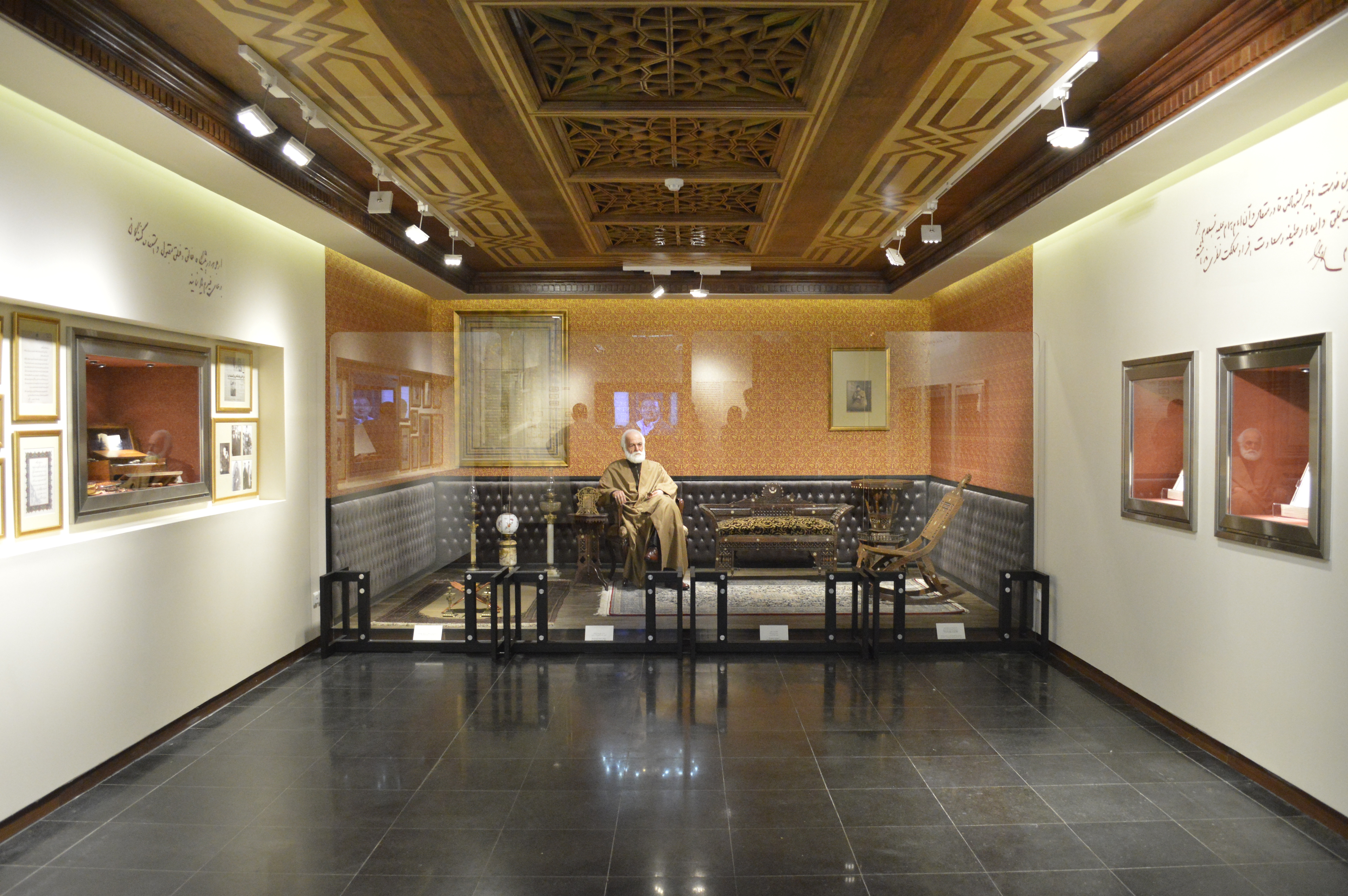 نمایشگاه دائمی حاج حسین آقا ملک 