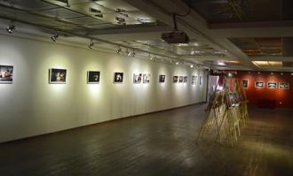 ​دعوت به بازدید از نمایشگاه عکس تئاتر مهاجران در کتابخانه و موزه ملی ملک