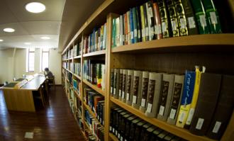کتابخانه و موزه ملی ملک پنج مجموعه کتاب به مراکز نیازمند کتاب اهدا کرد
