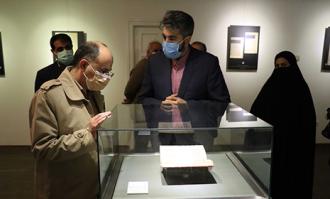 مشاور وزیر فرهنگ و ارشاد اسلامی از نمایشگاه «گنج نظامی» در کتابخانه و موزه ملی ملک بازدید کرد