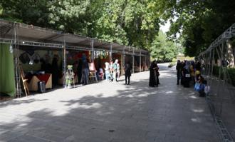 ​استقبال روزانه شهروندان از هشت سرای فرهنگی، هنری، اجتماعی کتابخانه و موزه ملی ملک در میدان مشق تهران
